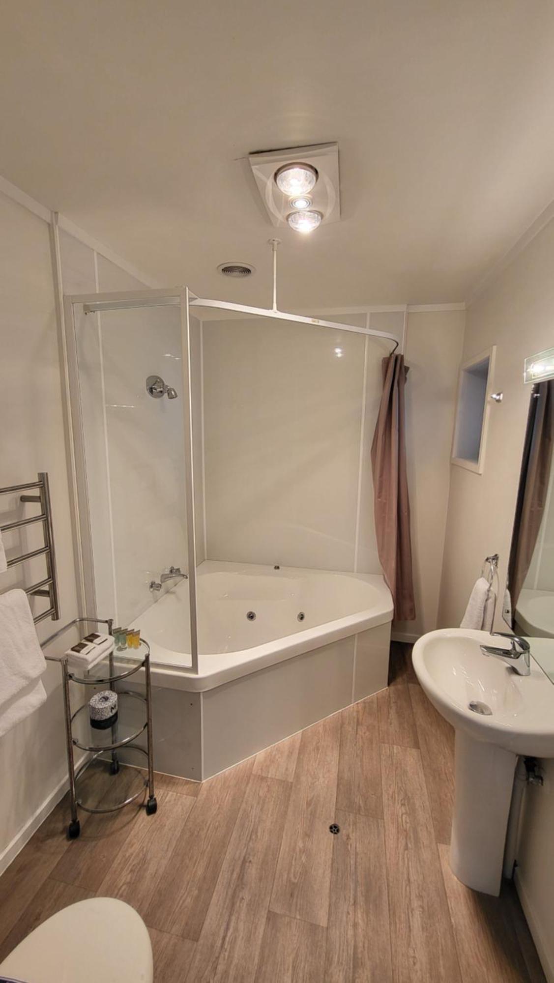 Studio mit Whirlpool-Badewanne